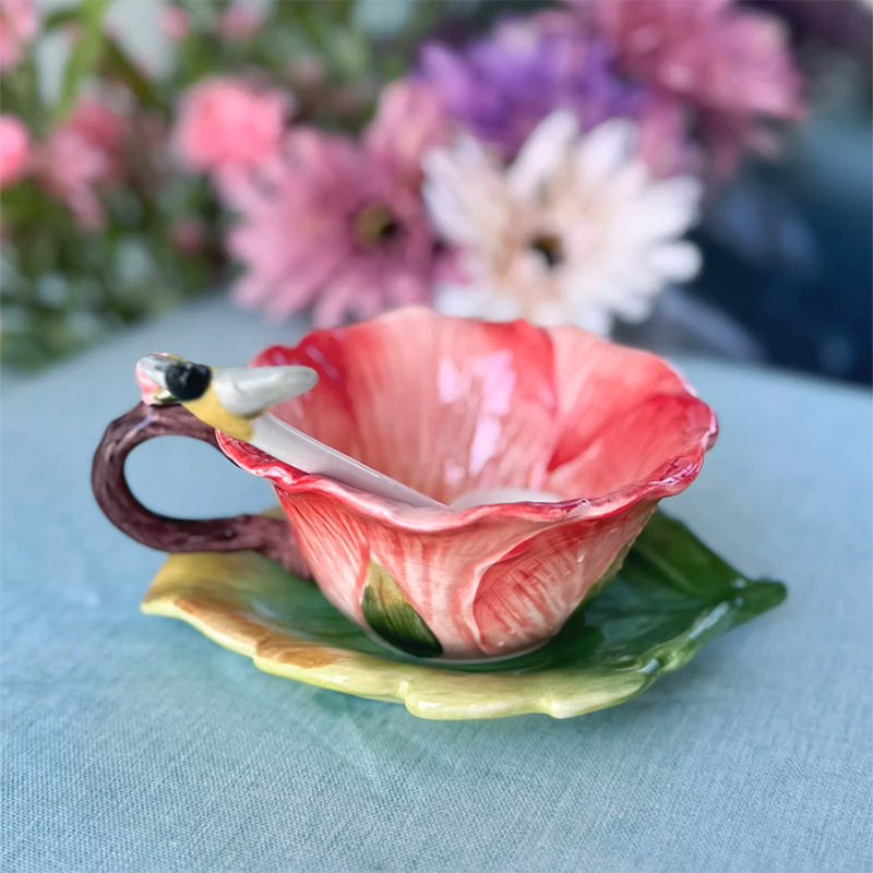 Coffee Or Tea Please - แก้วกาแฟเซรามิคลายดอกไม้พร้อมจานรองและช้อน ลายใบไม้และดอกไม้ลายนูนสวยงาม เหมาะสำหรับดื่มชาช่วงบ่ายหรือชาดอกไม้